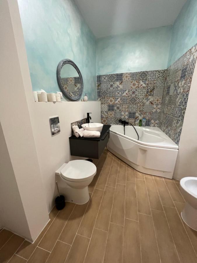 Alla Scalinata Del Teatro Rossetti Confort Suites Parcheggio Триест Экстерьер фото