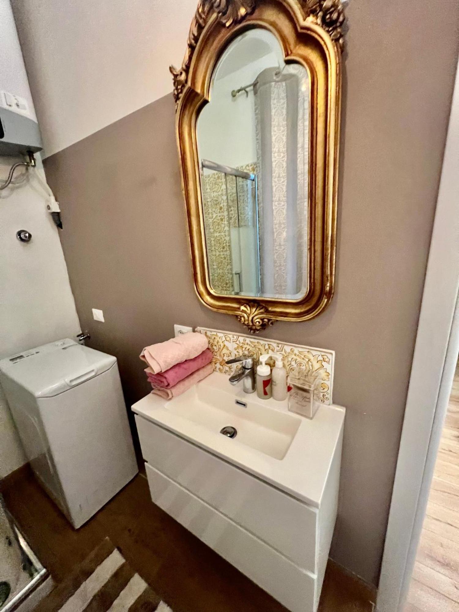 Alla Scalinata Del Teatro Rossetti Confort Suites Parcheggio Триест Экстерьер фото
