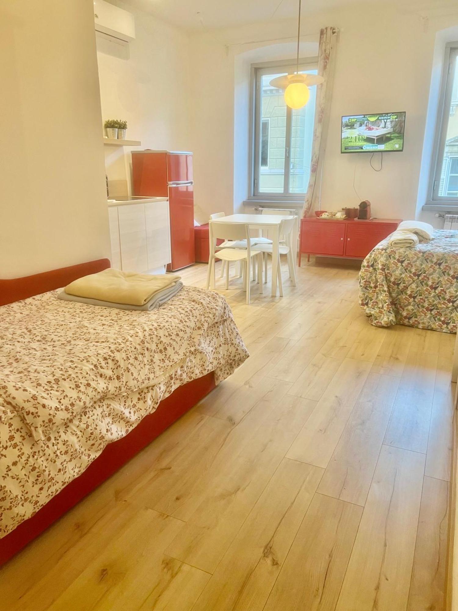 Alla Scalinata Del Teatro Rossetti Confort Suites Parcheggio Триест Экстерьер фото